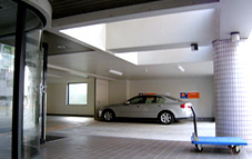 １階にある駐車場。雨の日でも濡れずに荷物の出し入れができる。ビルにはエレベーター完備。