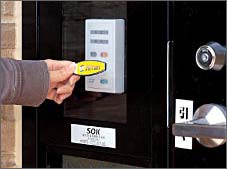 玄関の電子ロック。複製の出来ないIDタグを使用しているので防犯対策もOK。
